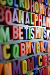 Berlin  Deutschland  das Wort Analphabetismus zwischen Buchstaben auf einer Magnettafel