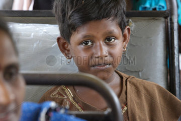 Batticaloa  Sri Lanka  Maedchen in einem Bus