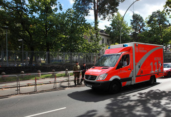 Berlin  Deutschland  Feuerwehreinsatz vor dem US-amerikanischen Konsulat