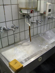 Berlin  Deutschland  Waschbecken in einer Fabrik