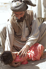 Lujja Khan Jakrani  Pakistan  Lunja Khan mit seinem behinderten Kind im Arm
