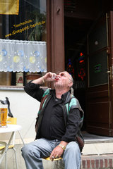 Berlin  Deutschland  Mann trinkt Schnaps