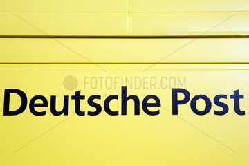 Bonn  Deutschland  Aufschrift Deutsche Post auf einem Postwagen