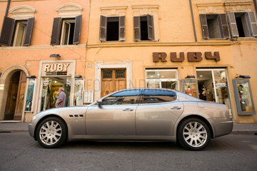 Rom  Italien  ein Maserati steht vor einem Geschaeft auf der Frattina Strasse