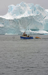 Ilulissat  Daenemark  Fischkutter vor einem Eisberg in der Diskobucht