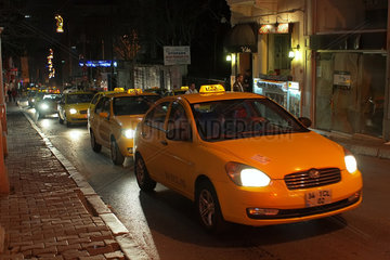 Istanbul  Tuerkei  schlange stehende Taxis im Stadtteil Beyoglu