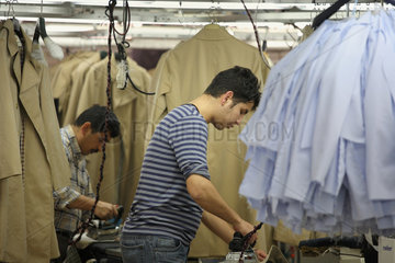 Istanbul  Tuerkei  Mitarbeiter beim Buegeln in einer Textilfabrik