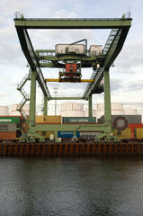 Berlin  Deutschland  Containerbruecke im Westhafen