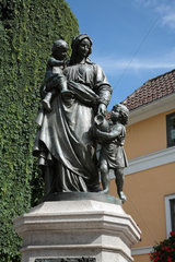 Weimar  Deutschland  Figurengruppe Mutterliebe auf dem Donndorfbrunnen