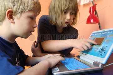 Berlin  Deutschland  zwei Kinder lernen am Kindercomputer