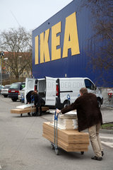 Berlin  Deutschland  Kunden mit ihrem Einkauf auf dem Parkplatz von Ikea