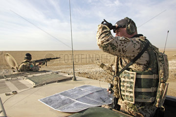 Mazar-e Sharif  Afghanistan  ISAF-Soldat ueberprueft seine Koordinaten