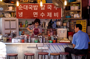 Seoul  Suedkorea  Imbiss auf dem Namdaemun Markt