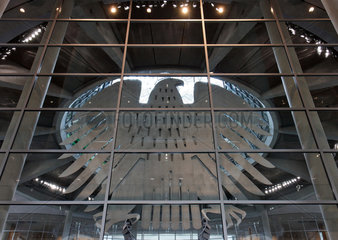 Berlin  Deutschland  Tag der offenen Tuer im Reichstag  Bundesadler im Plenarsaal