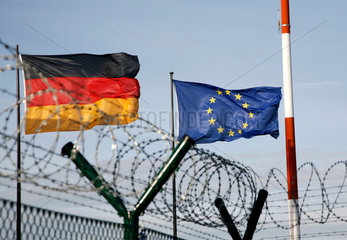 Berlin  Deutschland  Deutschlandfahne und EU Fahne am Flughafen Berlin Tegel