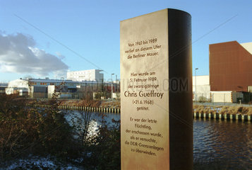 Berlin  Deutschland  Gedenkstele fuer Chris Gueffroy  den letzten Toten an der Mauer