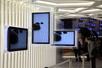 Berlin  Deutschland  IFA 2008  Flachbildschirme am Messestand von Samsung
