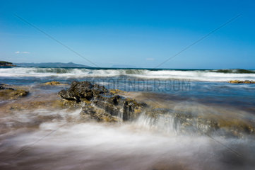 Wellen an der Steinkueste auf Sardinien