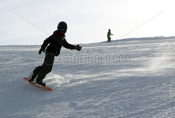 Krippenbrunn  Oesterreich  Silhouette  ein Junge faehrt Snowboard