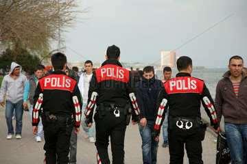 Istanbul  Tuerkei  Polizisten sonntags auf der Promenade zum Marmarameer