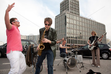 Berlin  Deutschland  eine Musikgruppe spielt am Potsdamer Platz