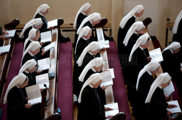 Heitersheim  Deutschland  Schwestern bei einer Beerdigungszeremonie
