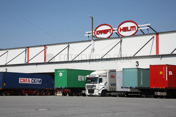Hamburg  Deutschland  Beladung von Lkws bei der Kraeft Logistik GmbH