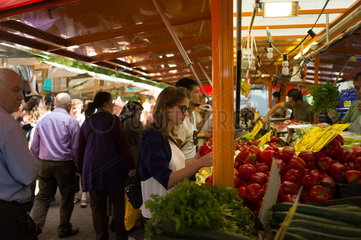 Berlin  Deutschland  Besucher an einem Gemuesestand auf dem Tuerkenmarkt  Freitags-Markt  am Maybachufer