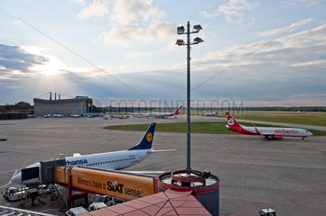 Berlin  Deutschland  Flughafen Tegel mit Blick ueber das Rollfeld