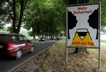 Bad Doberan  Deutschland  Hinweisschild Mehr Sicherheit - Licht am Tag