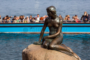 Kopenhagen  Daenemark  die Bronzefigur der Kleinen Meerjungfrau