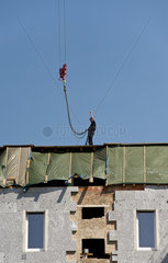Berlin  Deutschland  Dacharbeiten an einem Wohnhaus
