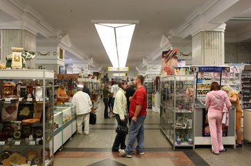 Minsk  Weissrussland  Kunden im Minsker Kaufhaus GUM