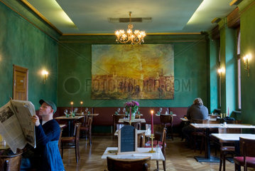 Berlin  Deutschland  Gaeste im Restaurant Cafe Jolesch