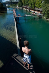 Zuerich  Schweiz  das Flussbad Unterer Letten in der Limmat