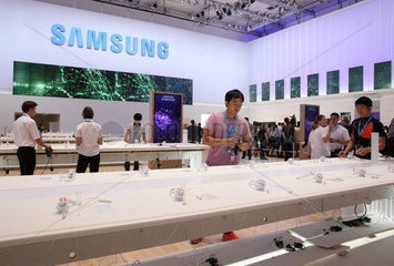 Berlin  Deutschland  Aufbau des Messestandes von Samsung auf der IFA 2013