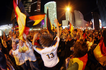 Berlin  Deutschland  Fussball-Fans feiern und jubeln am Potsdamer Platz