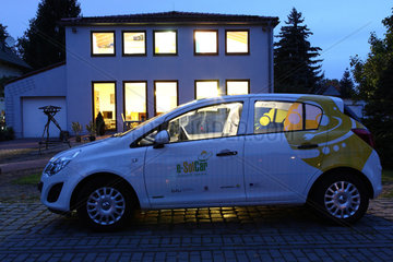 Cottbus  Deutschland  Elektroauto CETOS  abends vor einem Wohnhaus