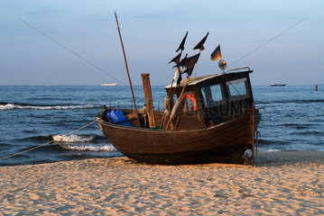 Bansin  Deutschland  ein Fischerboot am Strand auf der Insel Usedom