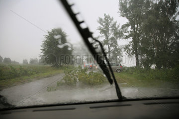 Hajnowka  Polen  Unwetter mit Starkregen behindert Verkehr auf der Landstrasse