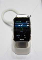Berlin  Deutschland  Samsung zeigt sein neuestes Modell der Smart-Watch Gear S