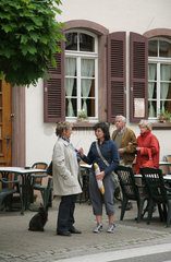 Weissenburg  Frankreich  Nachbarinnen bei einem Schwatz an der Hauptstrasse