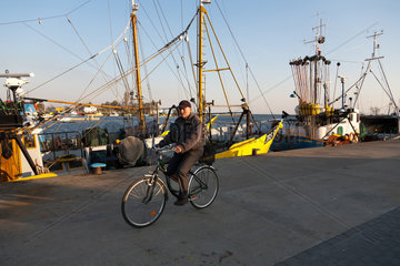 Jastarnia  Polen  ein Kaschube auf dem Fahrrad im Hafen an der Danziger Bucht
