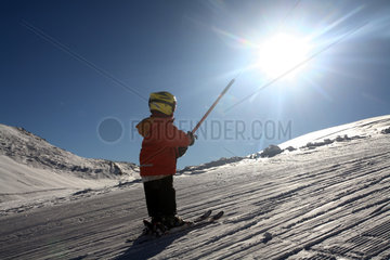 Krippenbrunn  Oesterreich  Kind faehrt mit einem Skilift