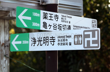 Kamakura  Japan  Wegweiser mit Swastikakreuz