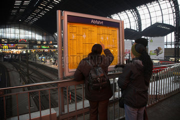 Hamburg  Deutschland  Reisende vor dem Fahplan mit den Abfahrtszeiten im Hauptbahnhof