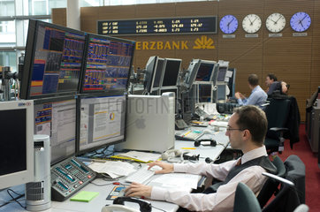 Frankfurt am Main  Deutschland  Wertpapierhaendler vor ihren Monitoren