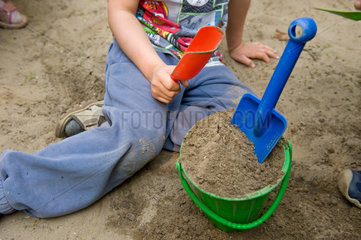 Berlin  Deutschland  Kinder spielen in einem Sandkasten