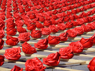 Zweibruecken  Deutschland  Kunstinstallation von Ottmar Hoerl 1000 Rosen fuer Zweibruecken auf dem Herzogplatz