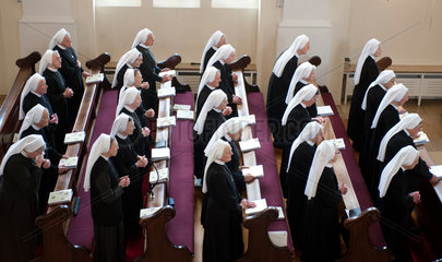 Heitersheim  Deutschland  Schwestern bei einer Beerdigungszeremonie